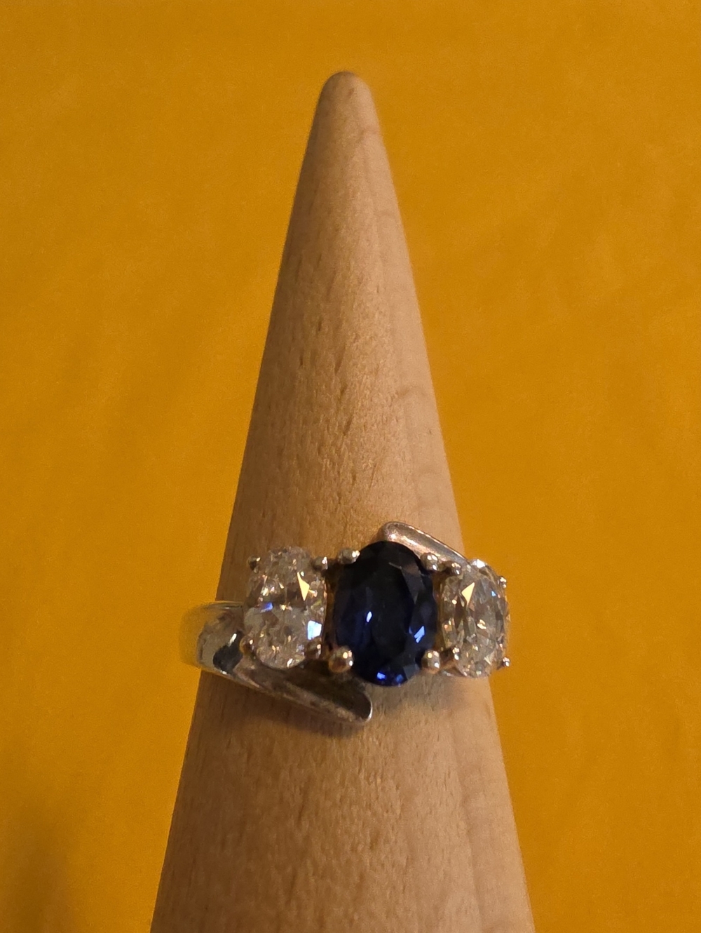 925 Ring ▪︎ Blue Sapphire ▪︎ Two Cubic Zirconia Stones 💍